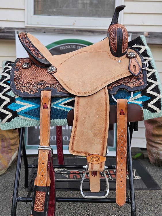 16" Wide Cloverleaf-6 Black Trim Barrel Saddle