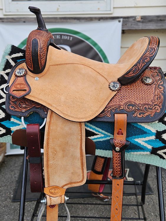 16" Wide Cloverleaf-6 Black Trim Barrel Saddle