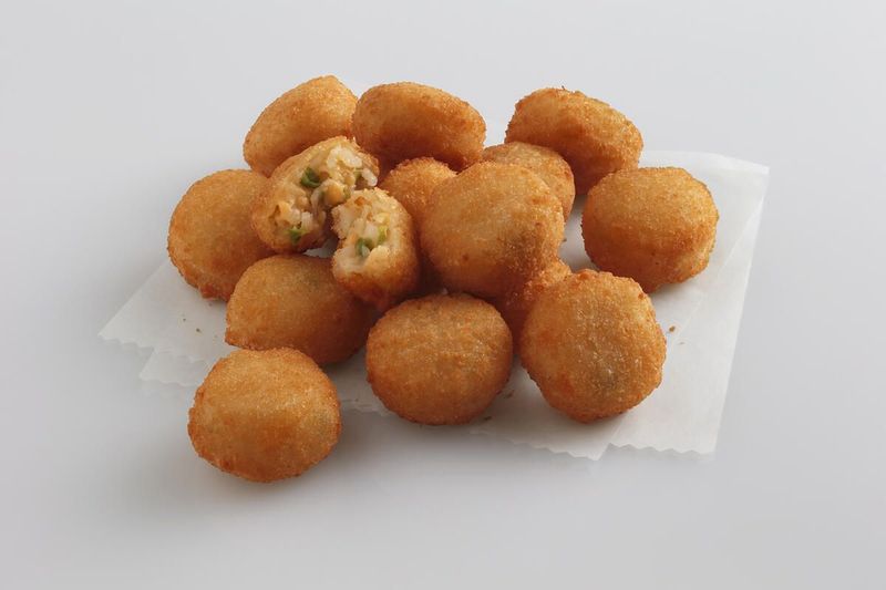 Mucher Jalapeño y Queso Cheddar Chica, Bolitas rellenas de queso cheddar y jalapeño   Caja con 6 bo…