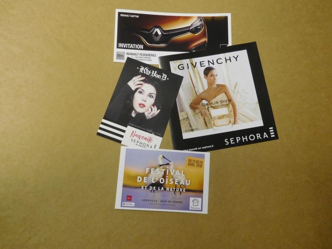 Quatre flyers de marques de cosmétiques