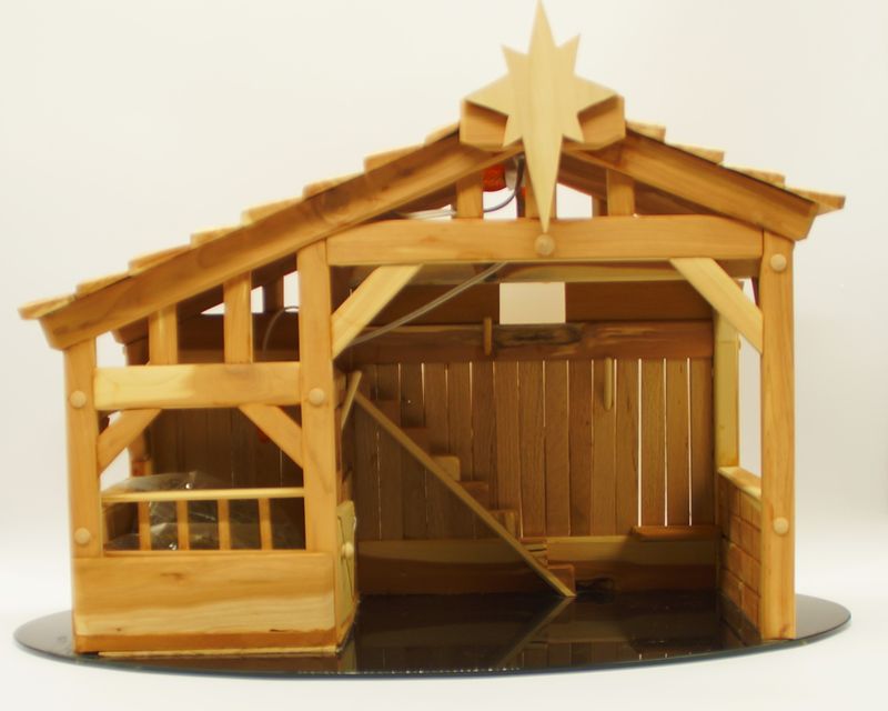 CW428 Creche Cedar &amp; Oak with Glass Bottom