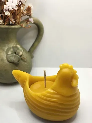Hen beeswax candle