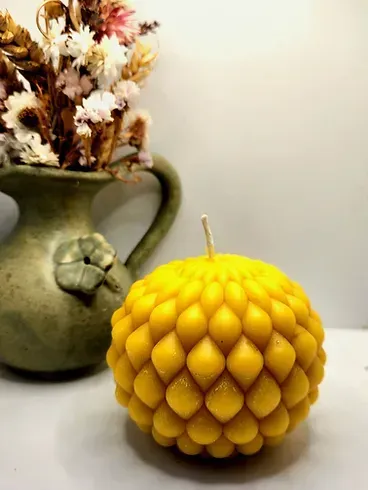 Pattern round shaped beeswax candle