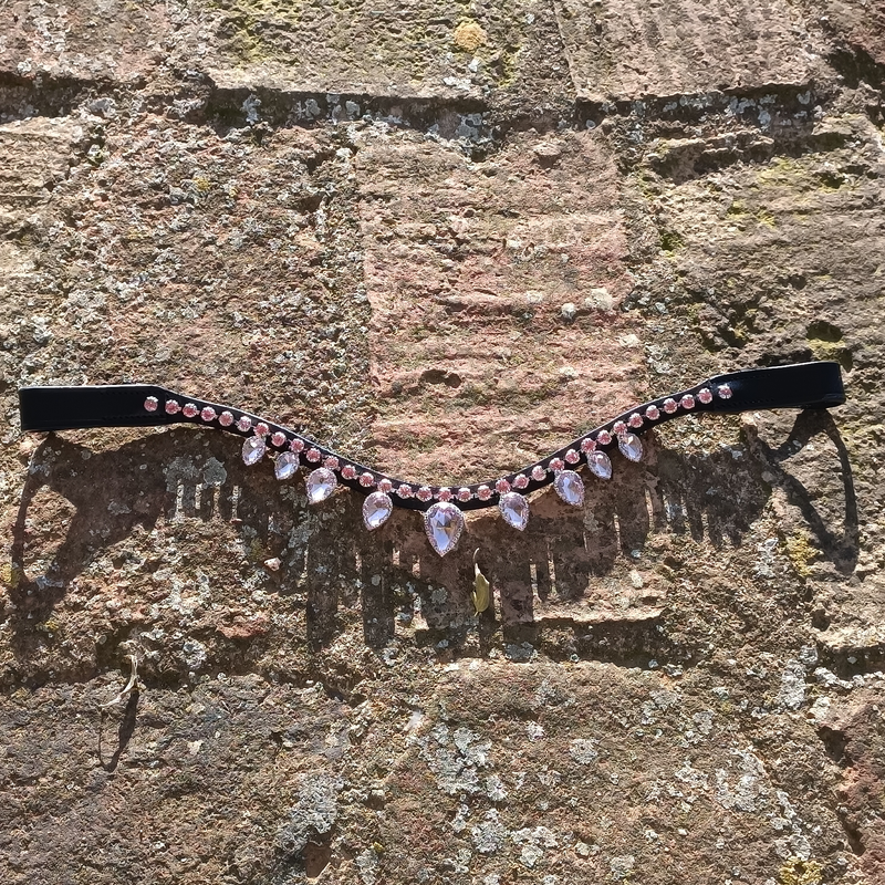Frontalera con Cristales Rosas – Elegancia y Detalles Brillantes