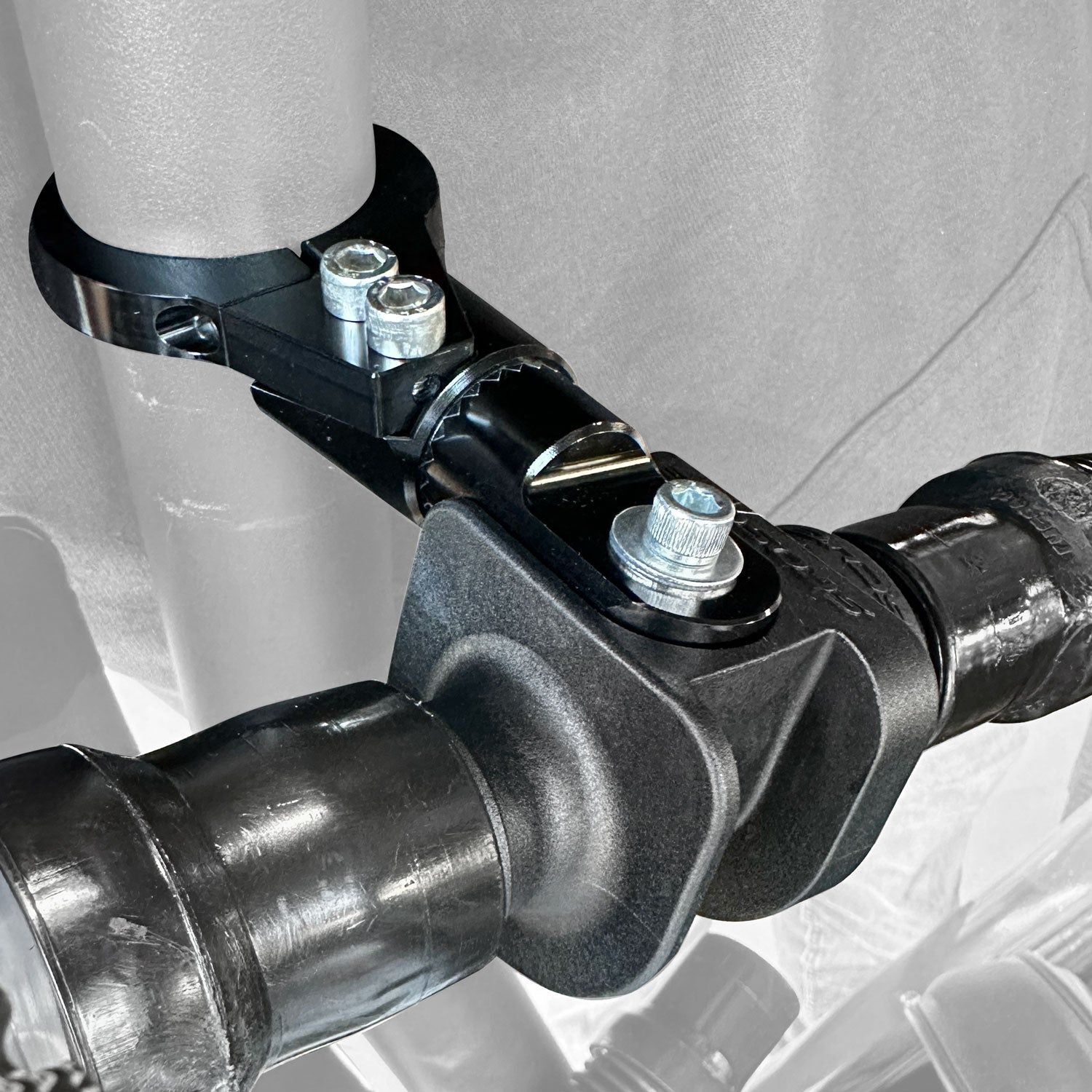 MAC-XC Magnetic Quick-Release for Helmet Air Pumper with 1.75  Bar Mount