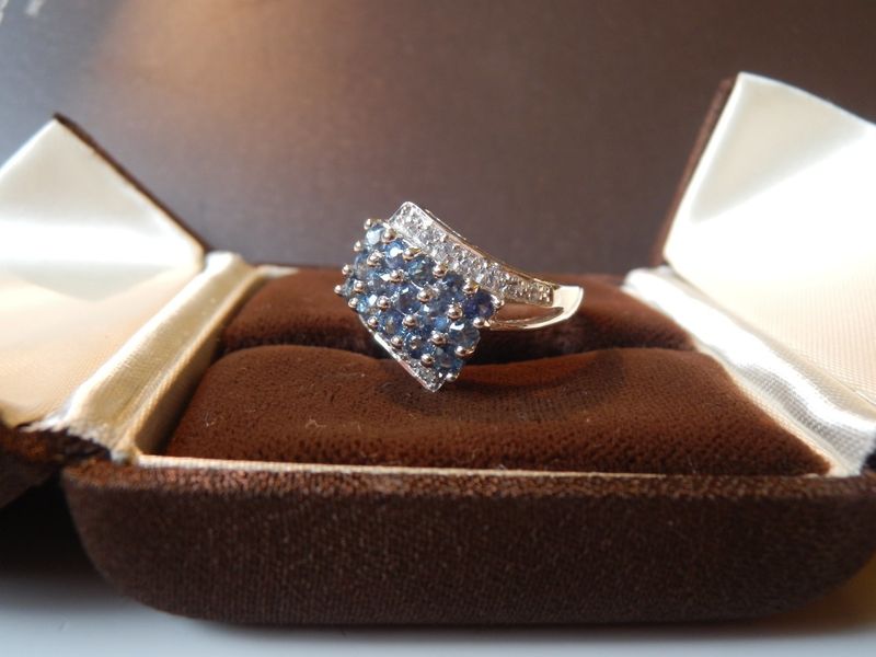 ANELLO IN ARGENTO E ZAFFIRI NATURALI ANELLO IN ARGENTO E ZAFFIRI NATURALI