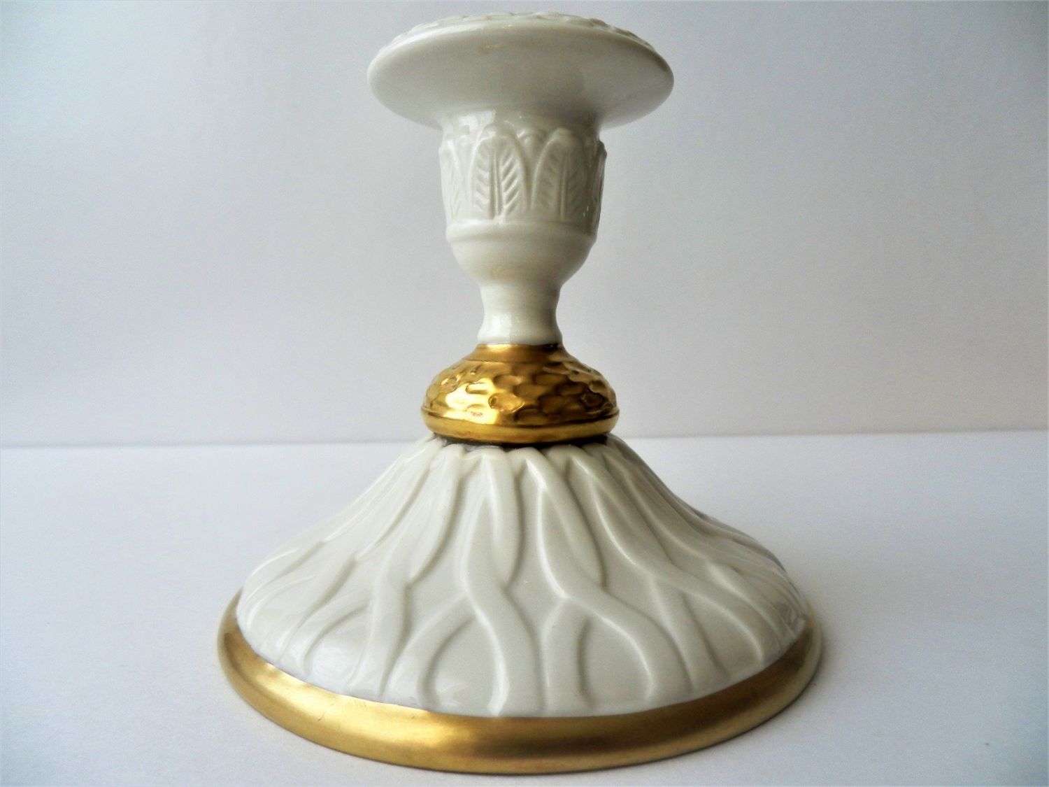 Candeliere in porcellana fine a rilievo , decorata in oro