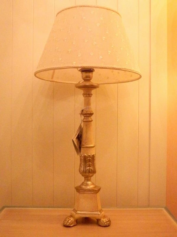 LAMPADA IN LEGNO INTAGLIATO E DECORATO LAMPADA IN LEGNO INTAGLIATO E DECORATO