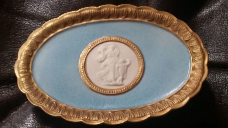 Piattino in porcellana turchese con cammeo - VILLARI