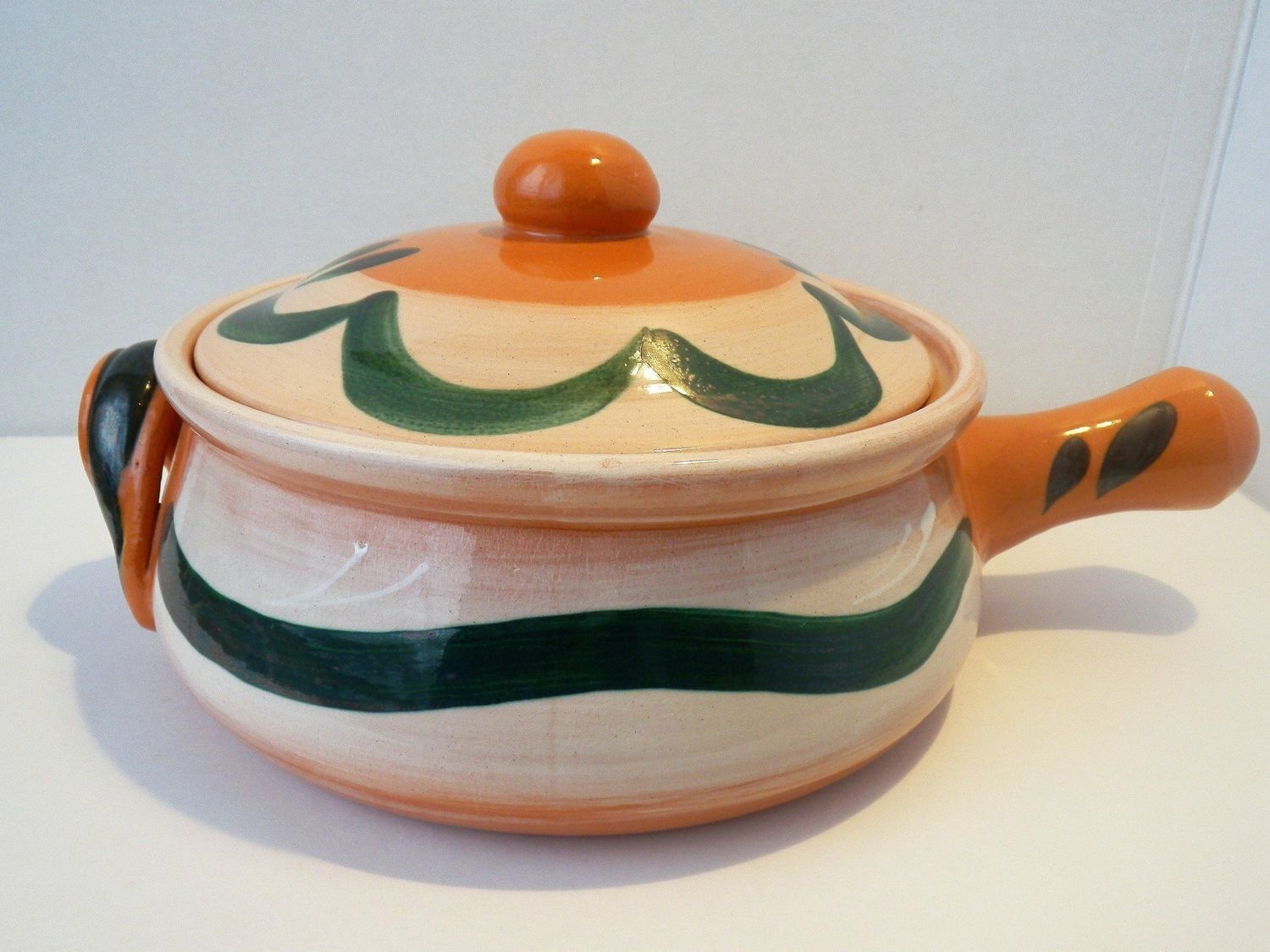 Pentola in terracotta  decorata con coperchio