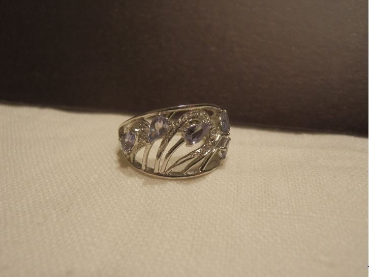 Anello in argento sterling con Tanzaniti fancy