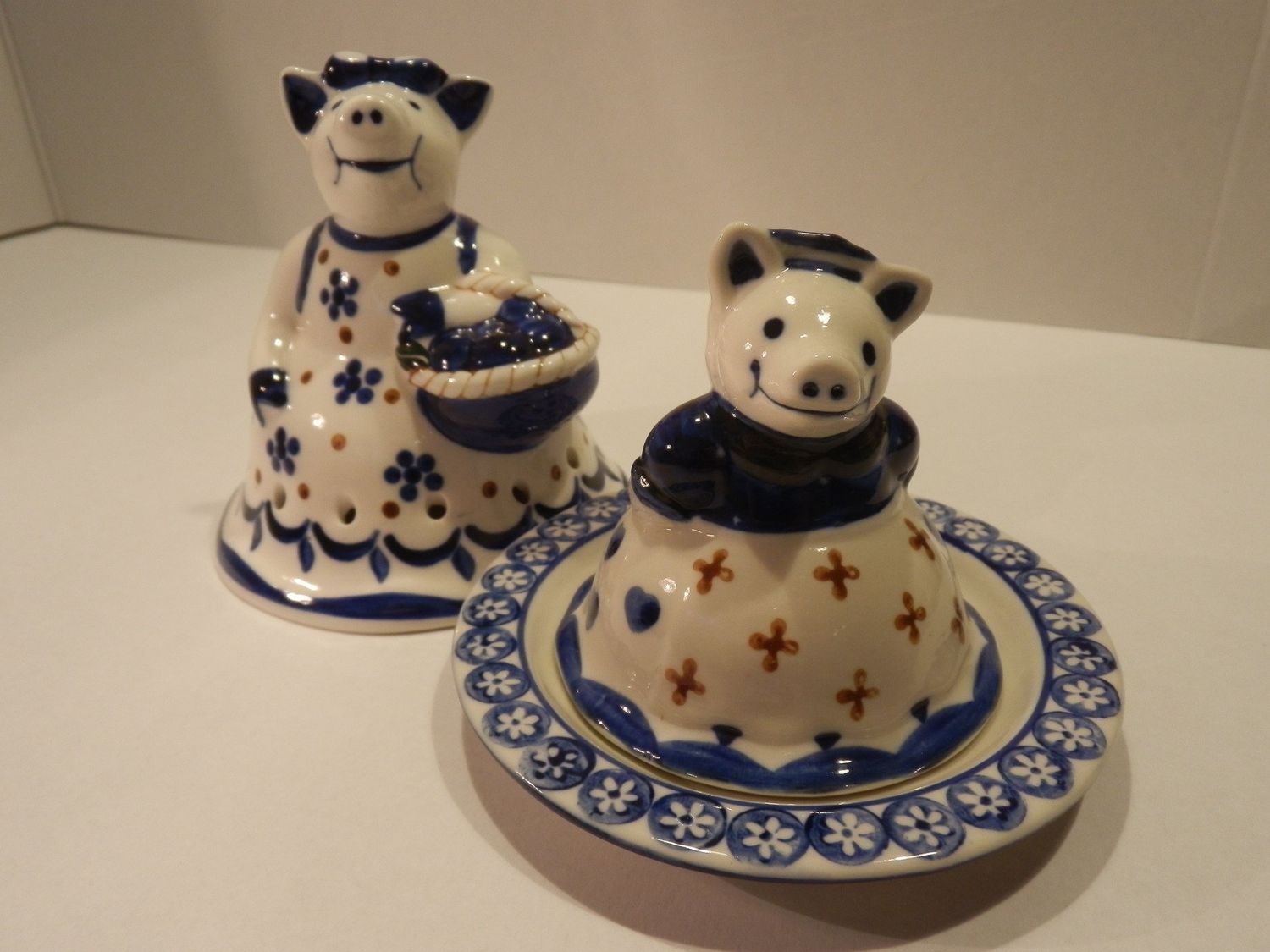Set 2 pezzi in ceramica bianco - blu . Porta burro + aperitivo - WALD - Set 2 pezzi in ceramica bianco - blu . Porta burro + aperitivo - WALD -