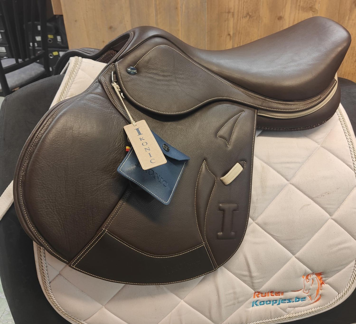 Ikonic Light springzadel kalfsleder bruin