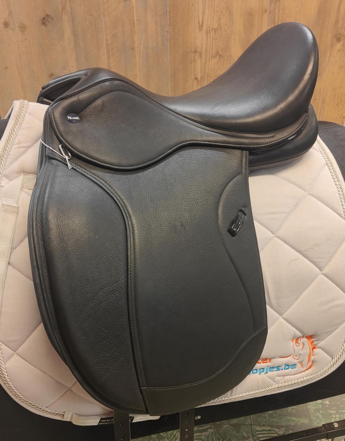 Ikonic Light dressuurzadel Zwart 18 Inch
