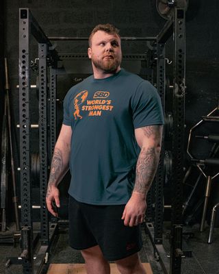 Футболка &quot;World’s Strongest Man 2025&quot;, Men&#39;s, Navy, SBD