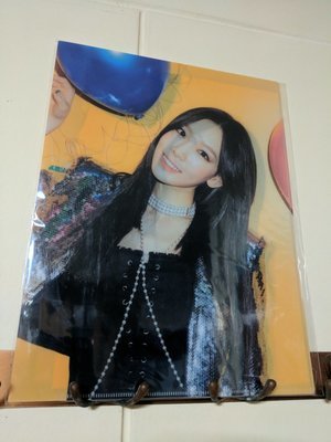 &#39;Holiday To Remember&#39; Official Taeyeon File Folder &amp; Photo Set
