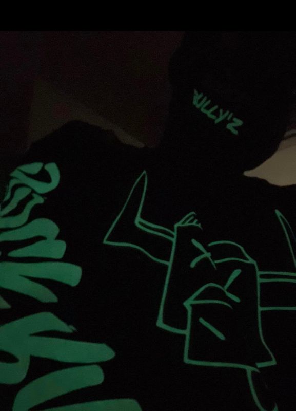 Glow-in-the-dark or reflective effects