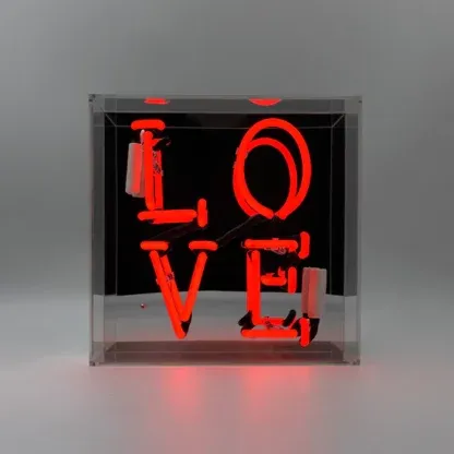 Locomocean, Insegna al neon Love colore Rosso