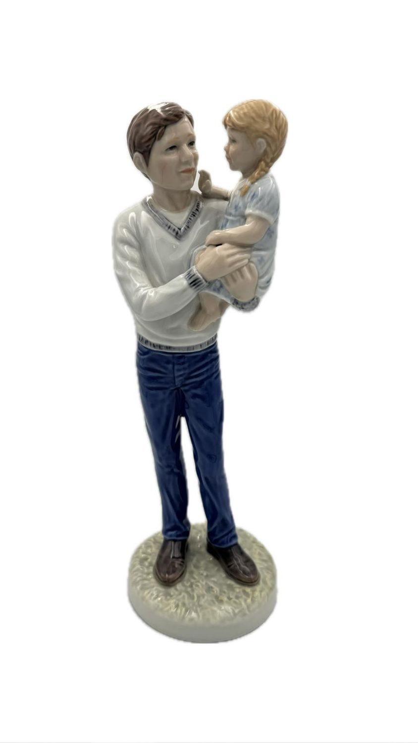 Royal Copenhagen, Statuina Papà con bambina al braccio