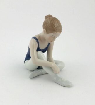 Royal Copenhagen, Statuina Ballerina che lega la scarpetta