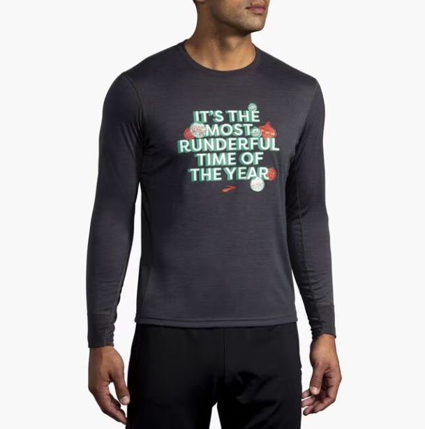 BROOKS MENS DISTANCE LONG SLEEVE RUN MERRY &#39;22 RUNDERFUL