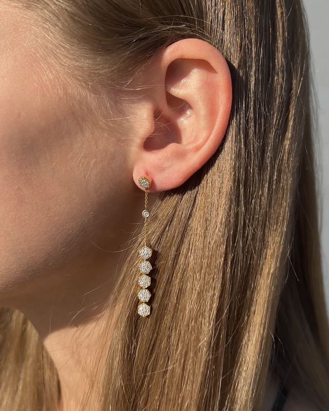 18k yellow gold dangle earring with .85 ctw round diamonds