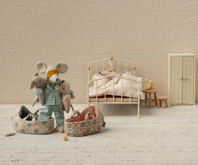 Baby mouse in carry cot-Rose