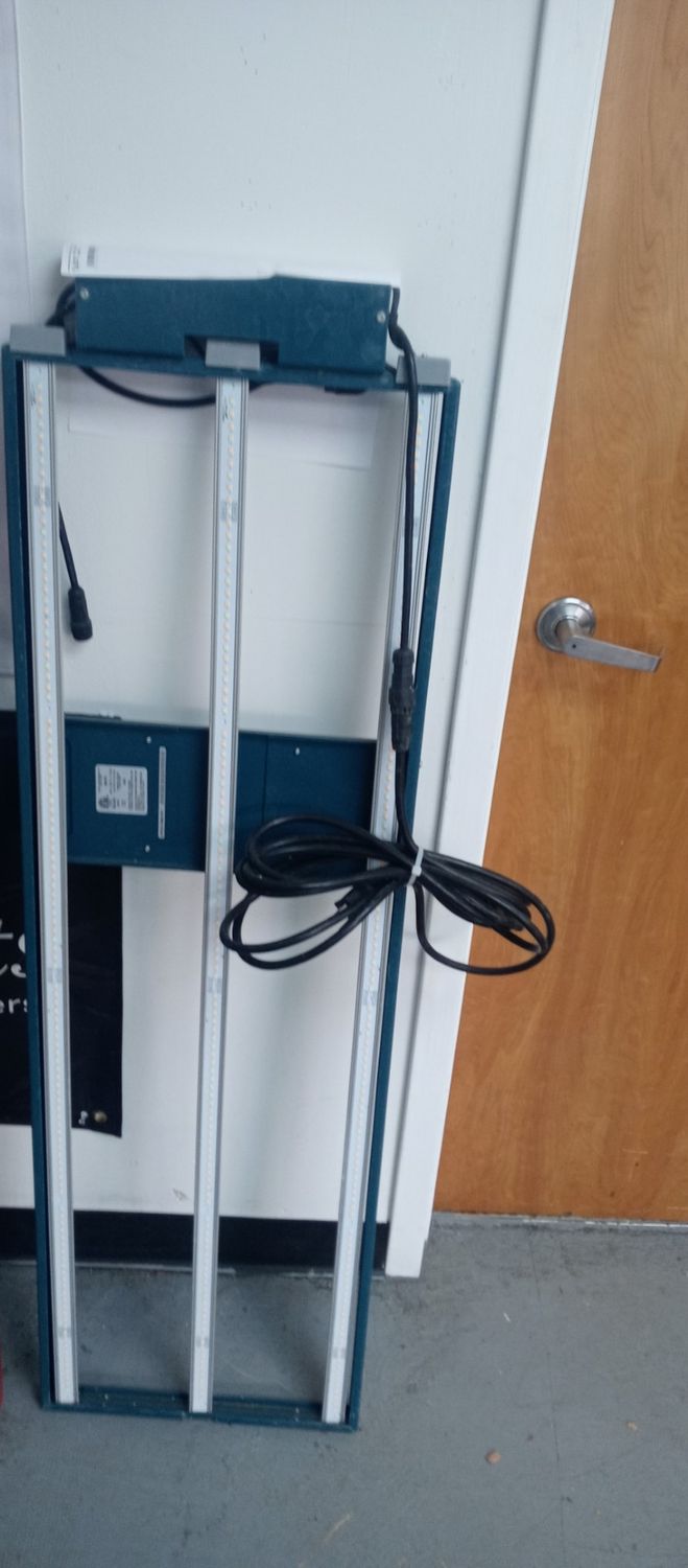 USED FLUENCE VEG LIGHT16" x 4'