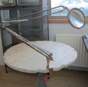 MAGNIFIER ON STAND