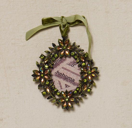 HANGING PIC FRAME WITH FLOWERS AND STONE