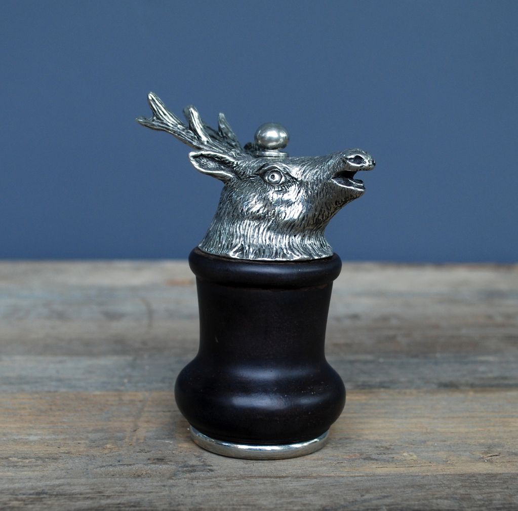 PEPPER GRINDER WITH DEER IN RUBBER WOOD