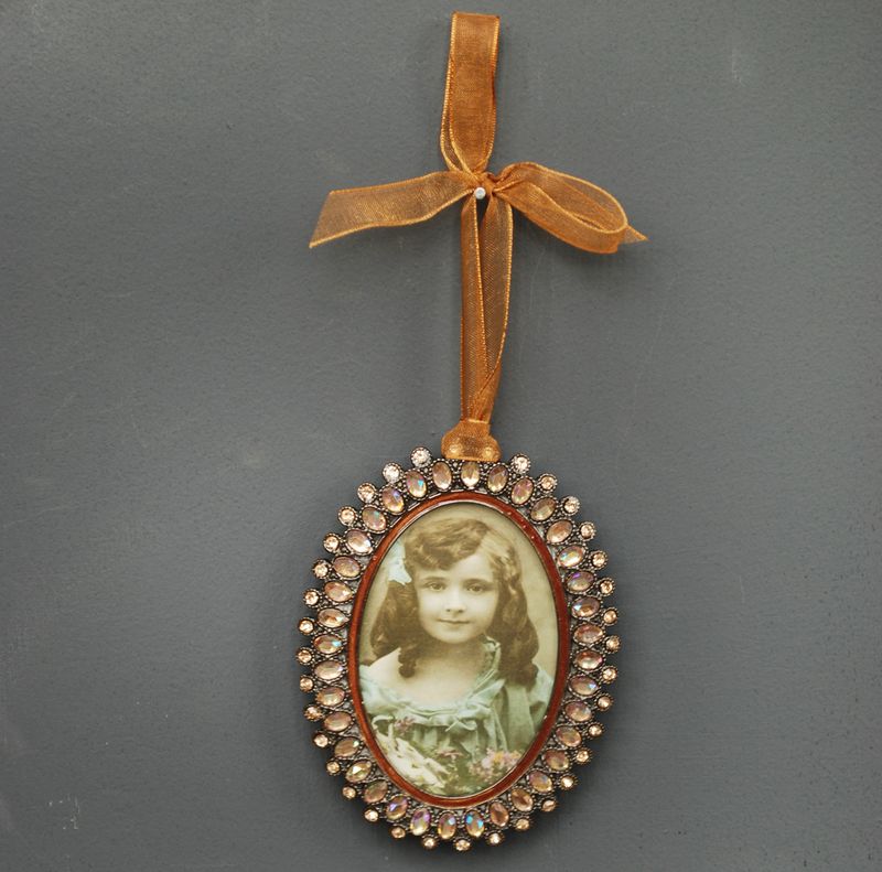 Oval hanging photo frame &quot;&quot;amber&quot;&quot; pearls