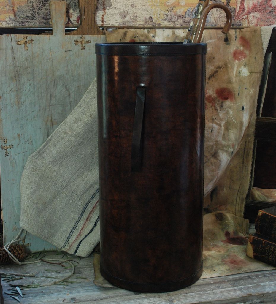 UMBRELLA STAND IN DARK LEATHER