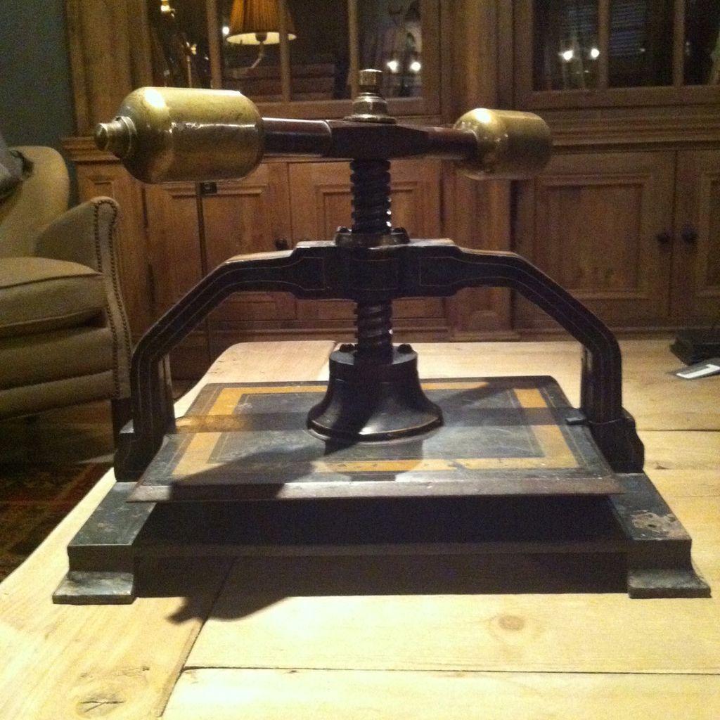 BOOK PRESS VINTAGE
