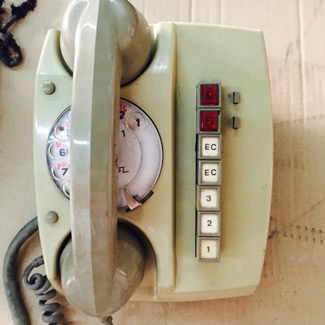 VINTAGE WHITE PHONE