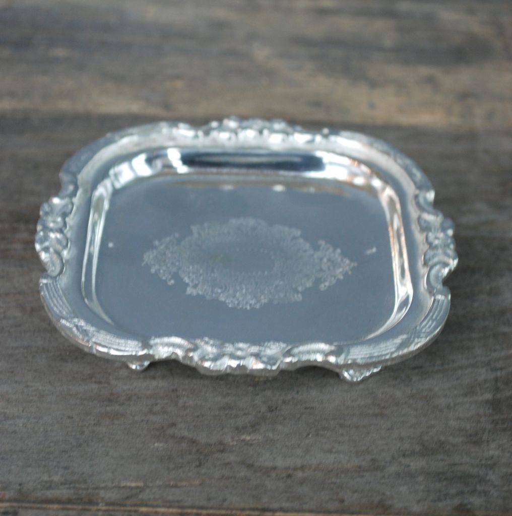 SMALL METAL TRAY W/FEETS