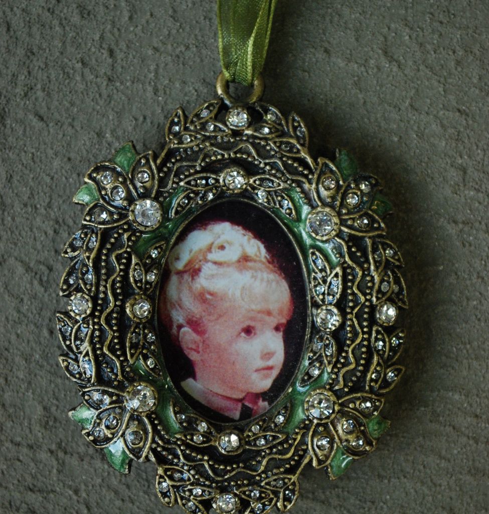 Hanging pewter photo frame