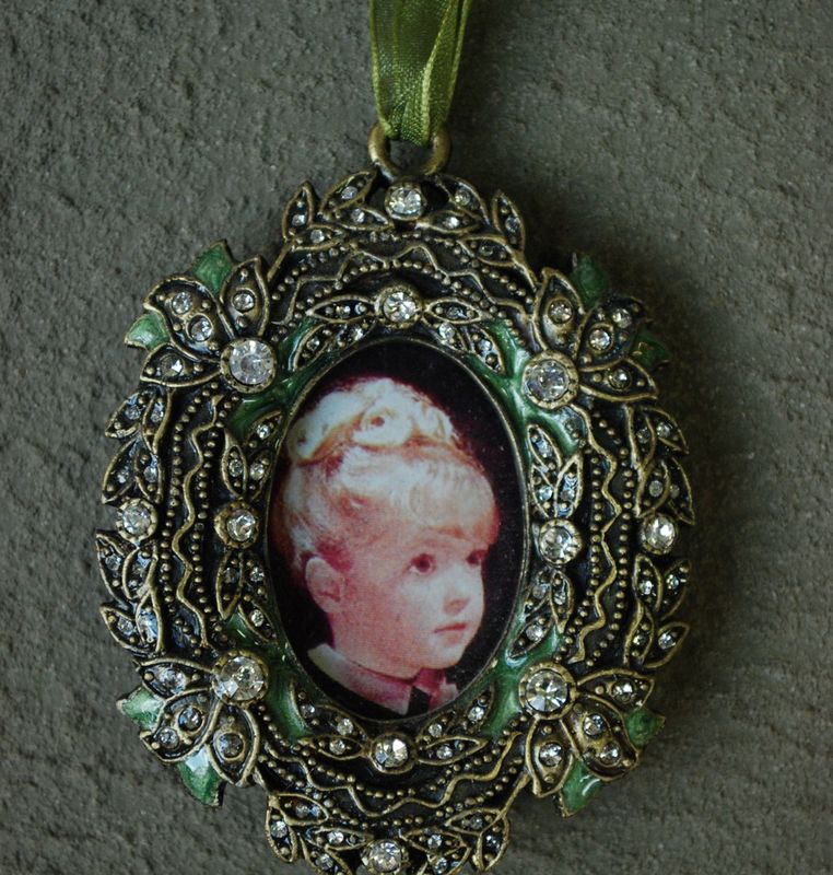 Hanging pewter photo frame