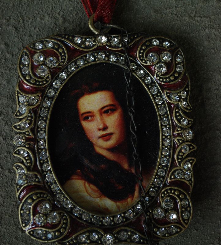 Hanging pewter photo frame