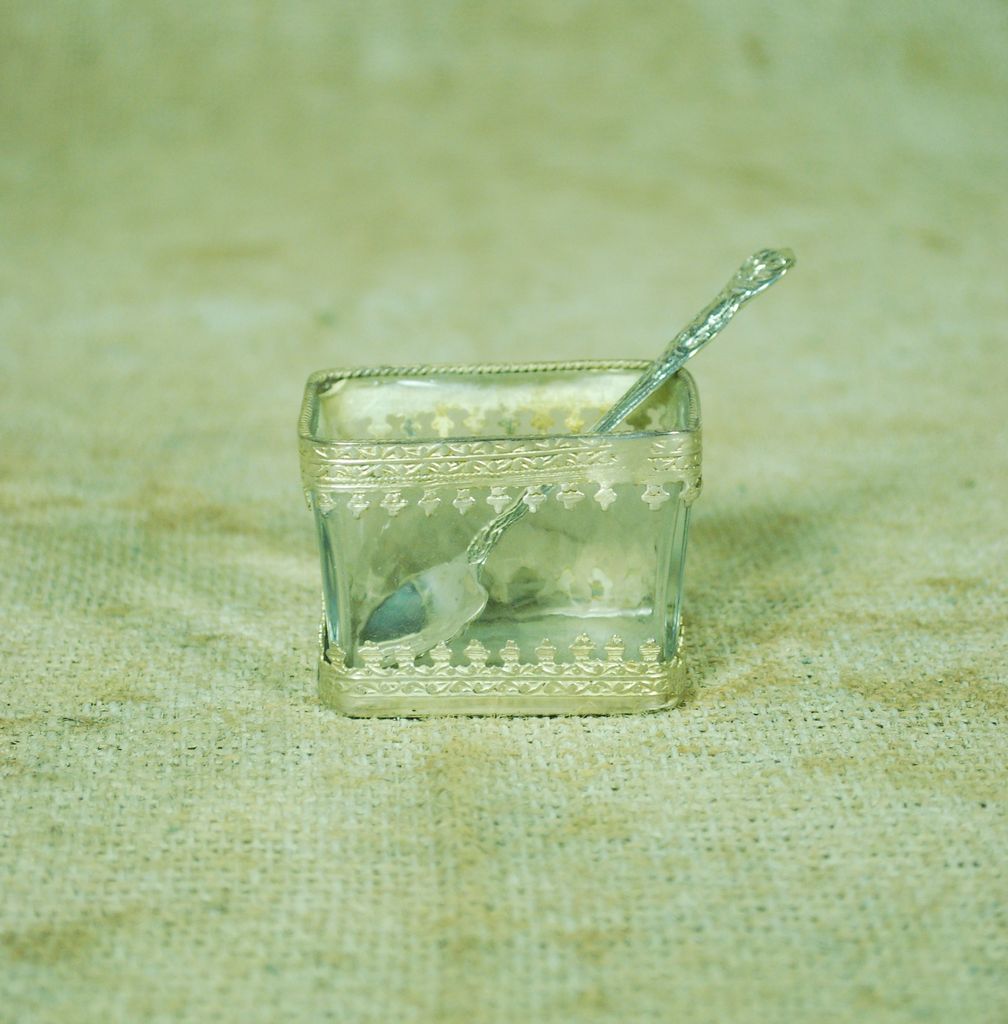 SMALL SALT CELLAR W/SPOON