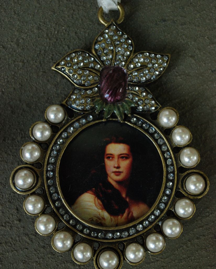Hanging pearls w/flowers