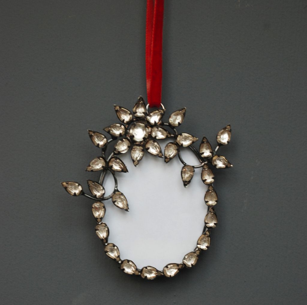 Hanging pewter photo frame w/flower clear beads