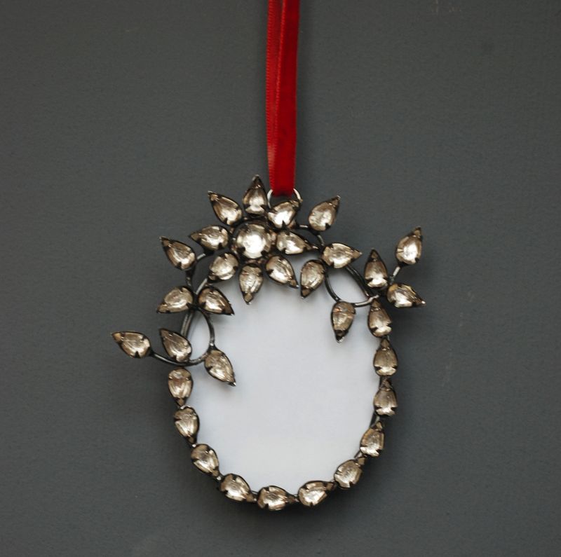 Hanging pewter photo frame w/flower clear beads