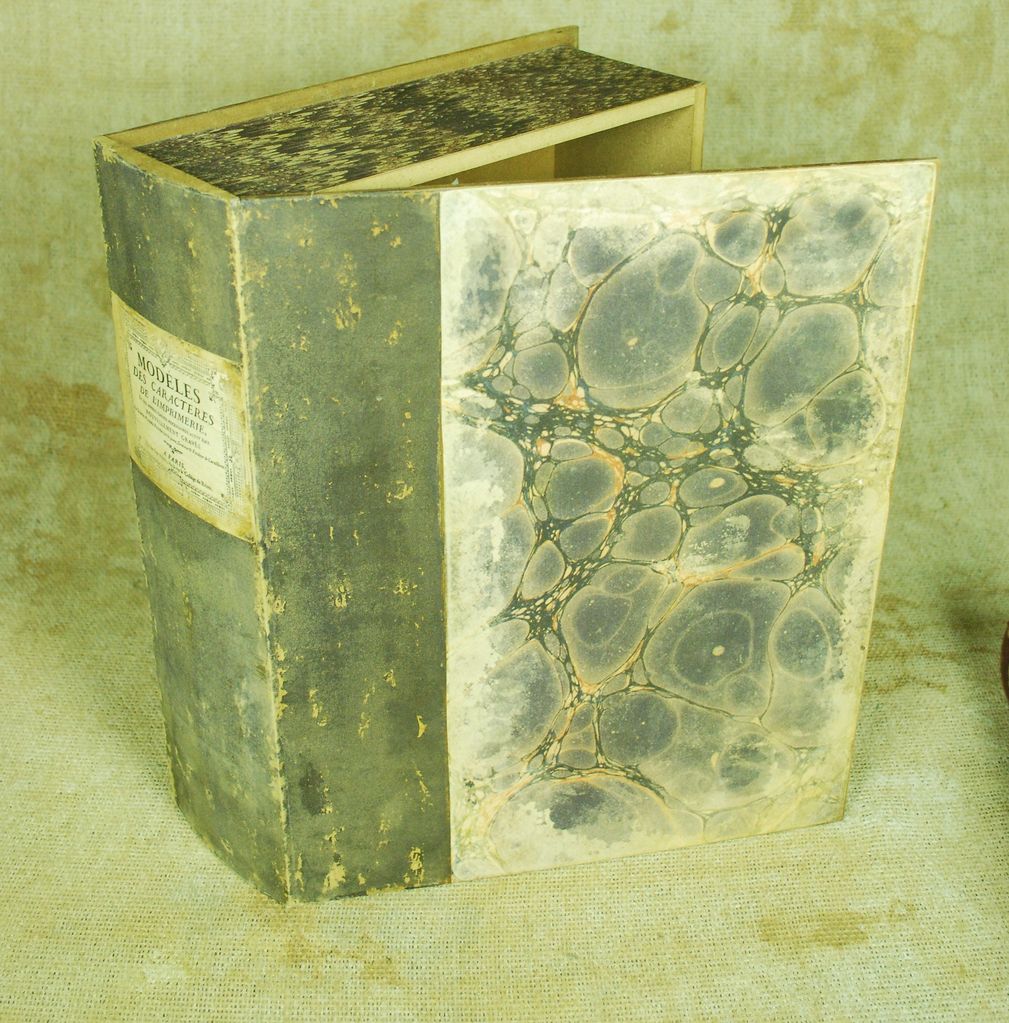 OLD BOOK BOX &#39;MODELES DES CARACTERS&#39;