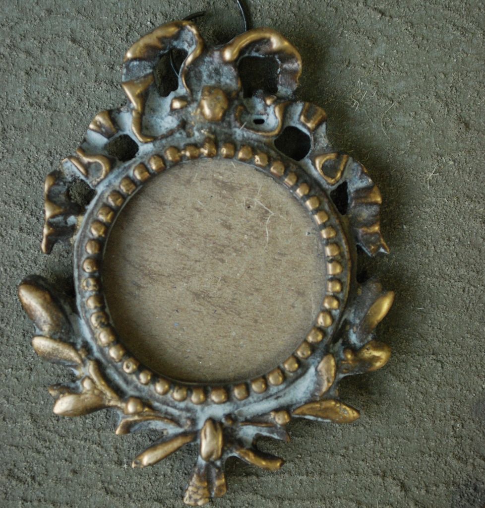 Hanging P-frame in bronze