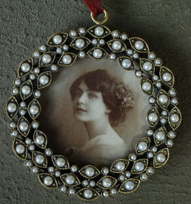 Hanging picture frame