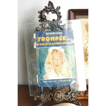 LARGE EASEL IN BRASS WITH BEVELED GLASS