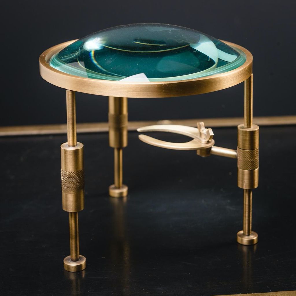 BUMPY MAGNIFYING GLASS WITH PINCER ON BRASS FEET