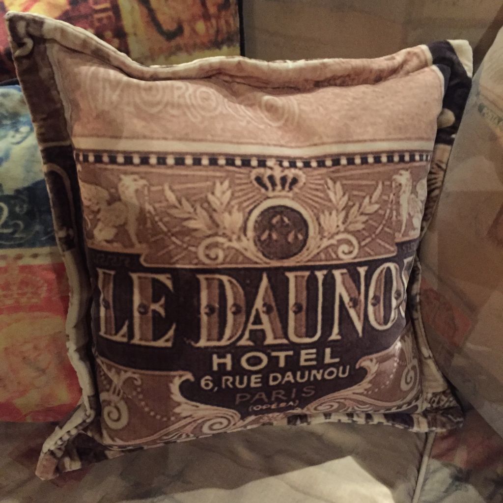 V.M. GLOBETROTTER MEDIUM CUSHION-SEPIA