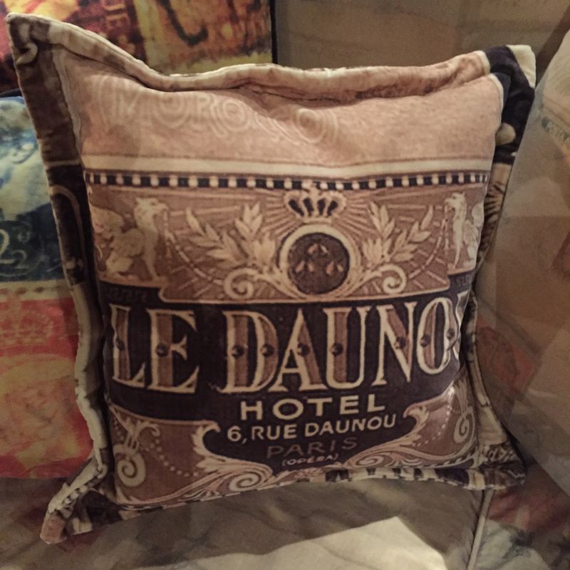 V.M. GLOBETROTTER MEDIUM CUSHION-SEPIA